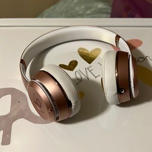 Wireless beats comes with charger